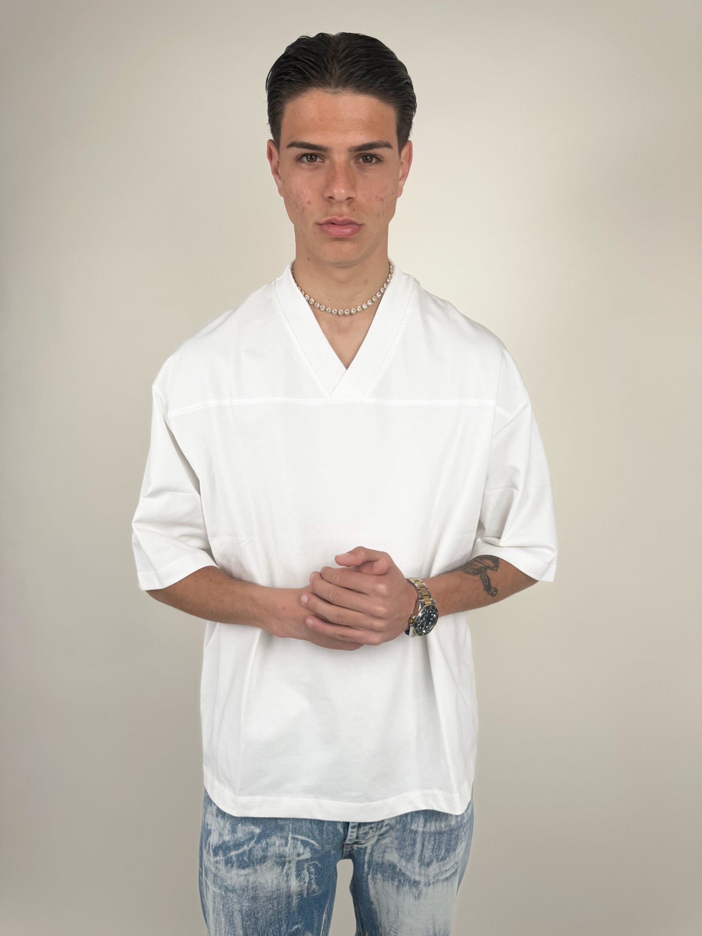 T-SHIRT SCOLLO V OVERSIZE