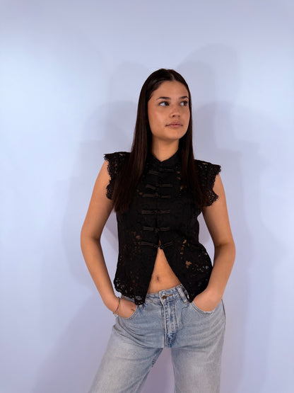 TOP NERO PIZZO CON COLLO COREANO