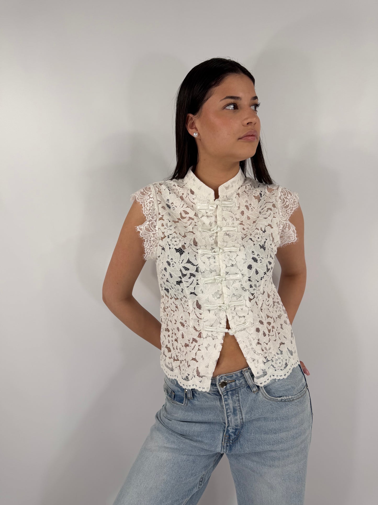 TOP BIANCO PIZZO CON COLLO ALLA COREANA